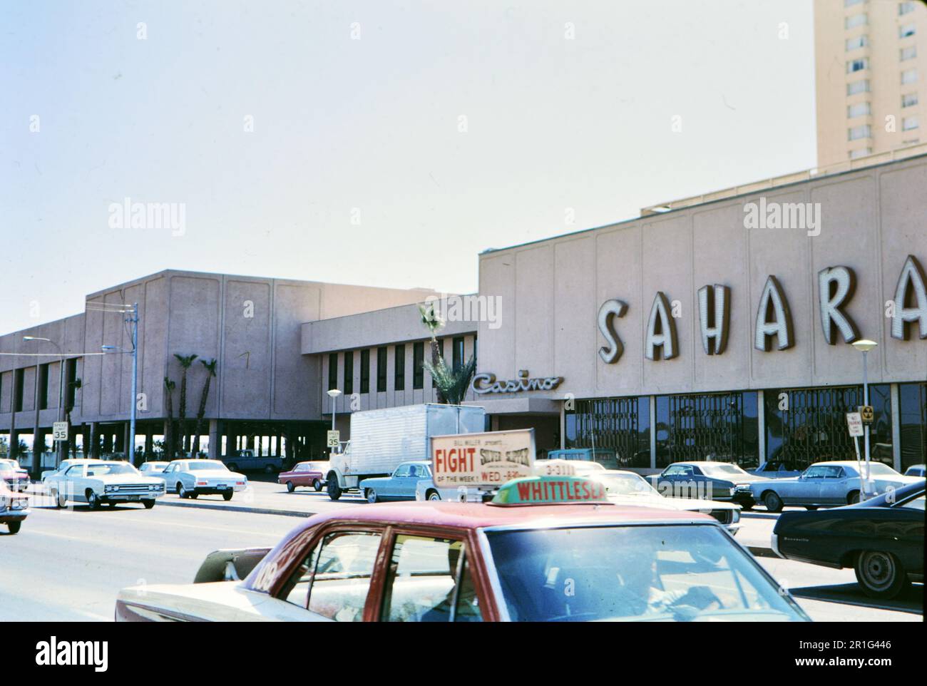 Un taxi Whittlesea en passant devant le casino Sahara à Las Vegas CA. 1971 Banque D'Images