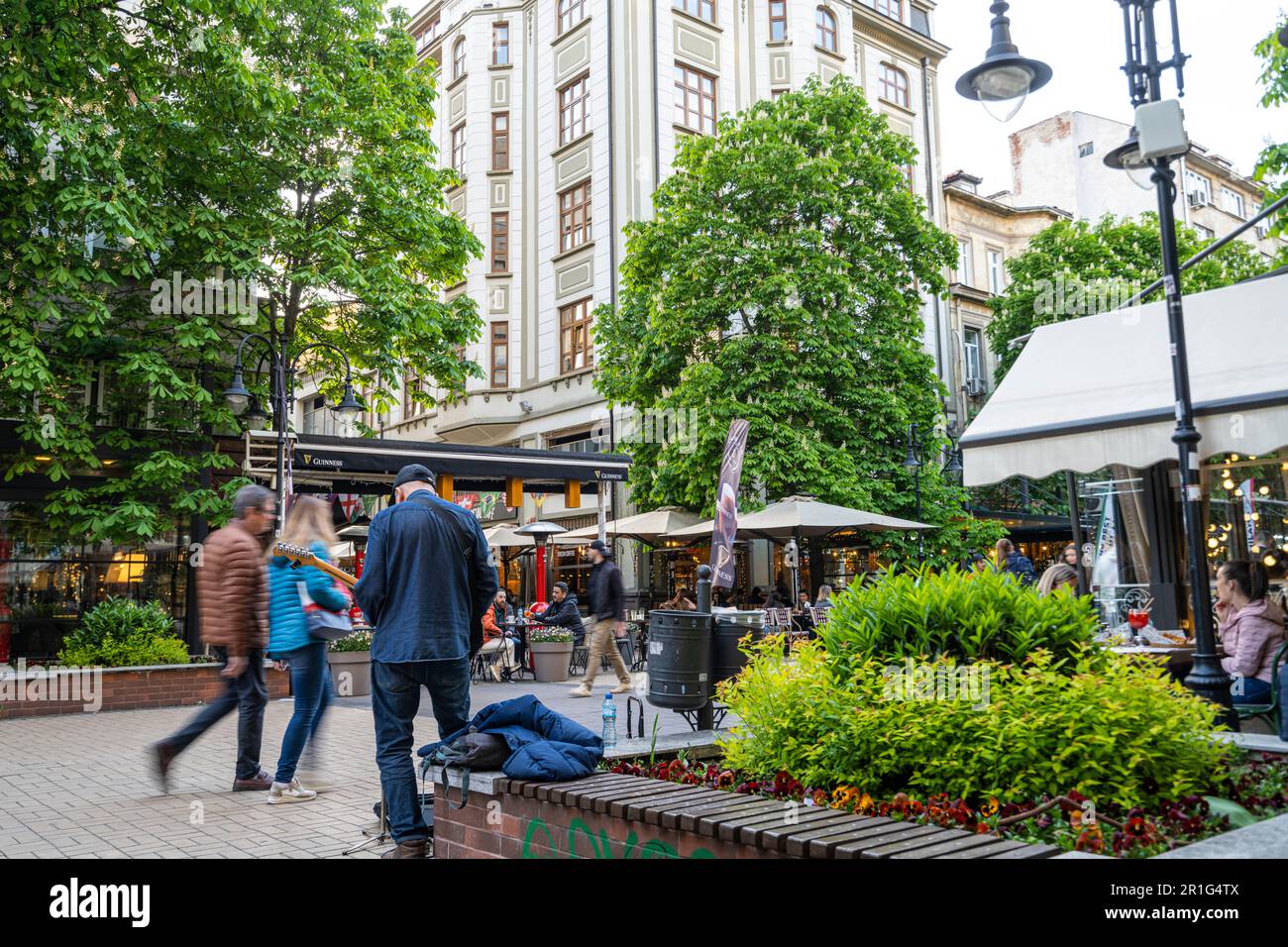 Sofia, Bulgarie. Mai 2023. Un musicien jouant dans la rue dans le centre-ville Banque D'Images