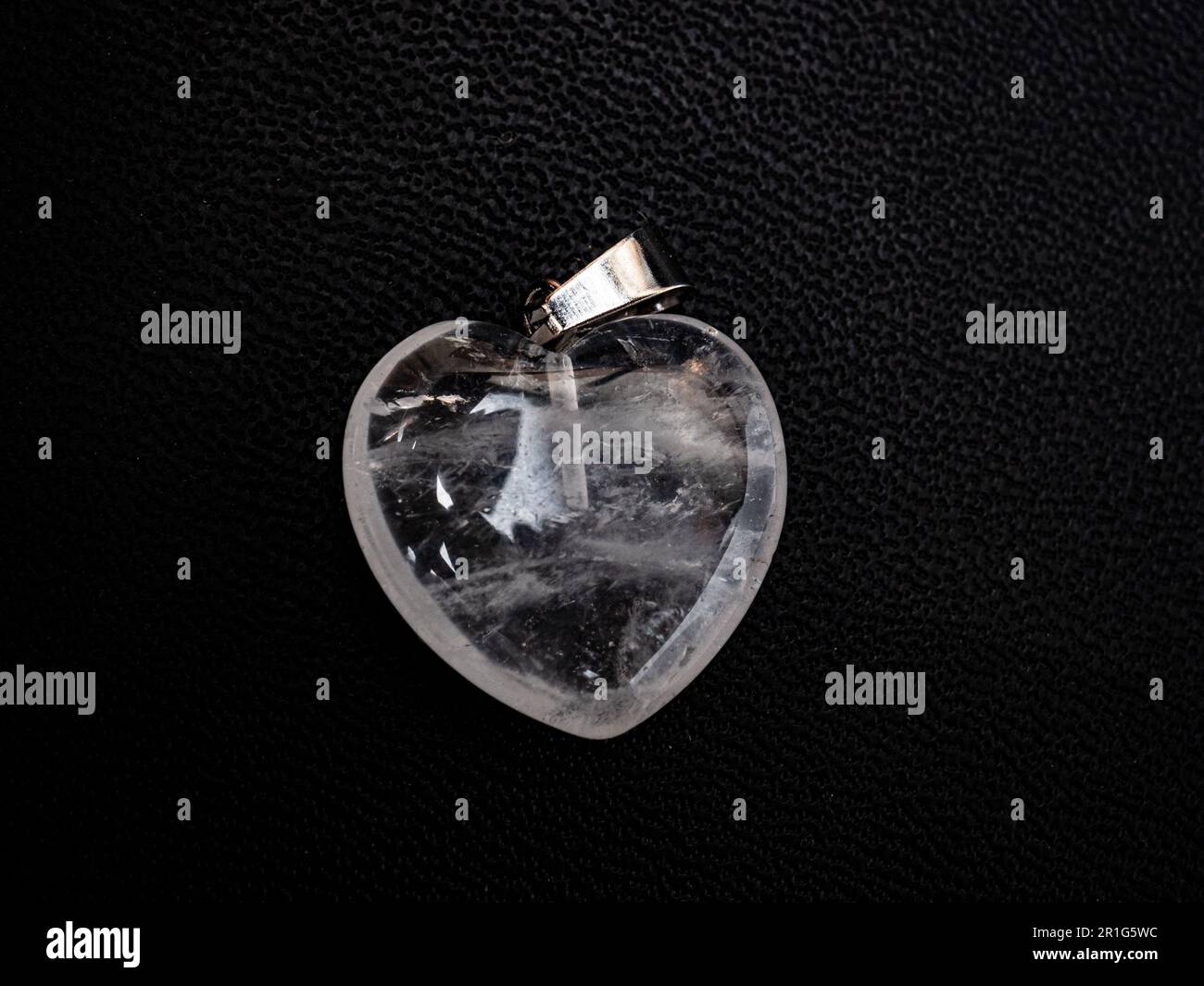 Suspension transparente en forme de coeur cryatal sur fond noir Banque D'Images