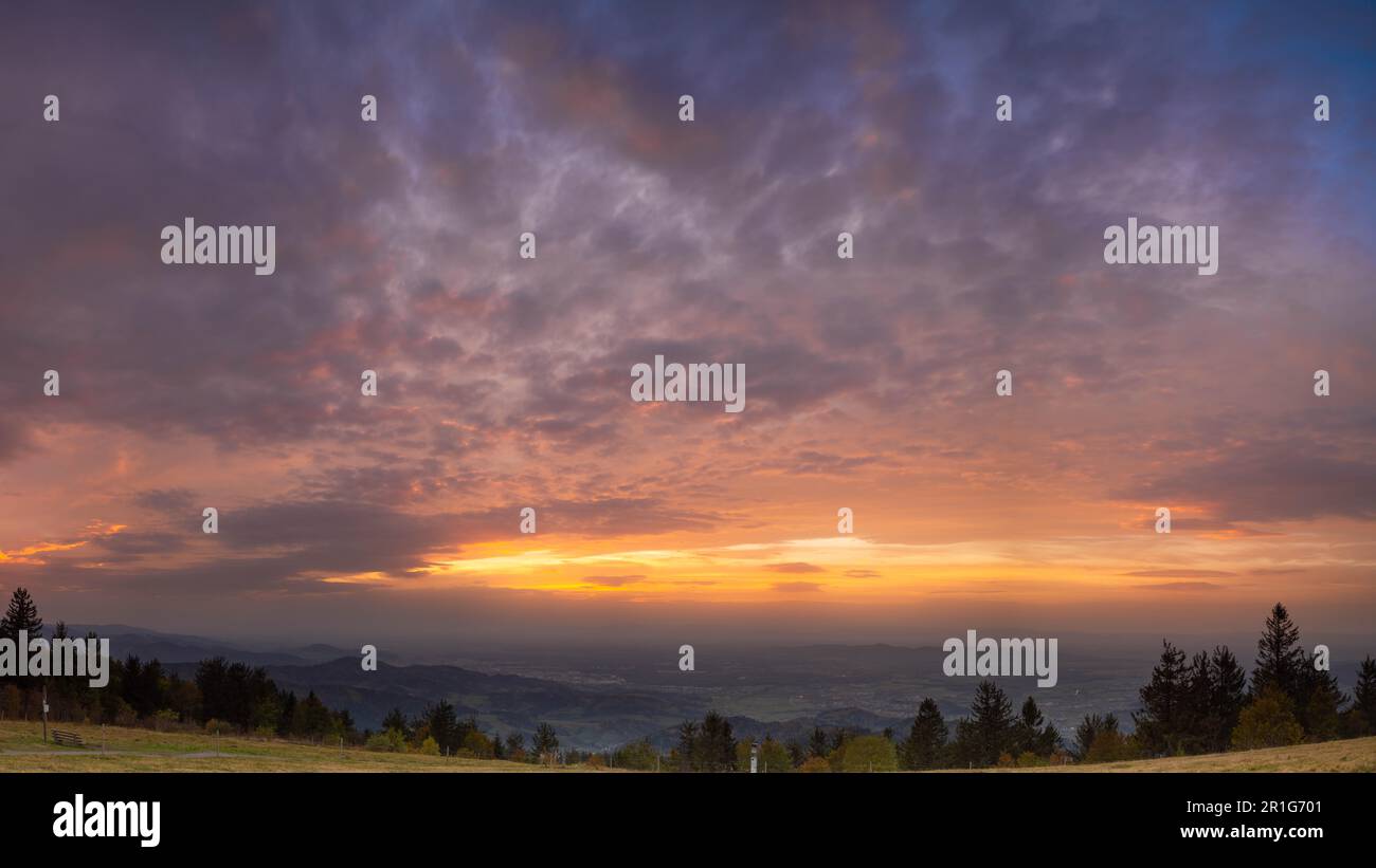 Vue sur la vallée de l'Elz depuis le point de vue de Berg Kandel, coucher de soleil, Bade-Wurtemberg, Allemagne Banque D'Images