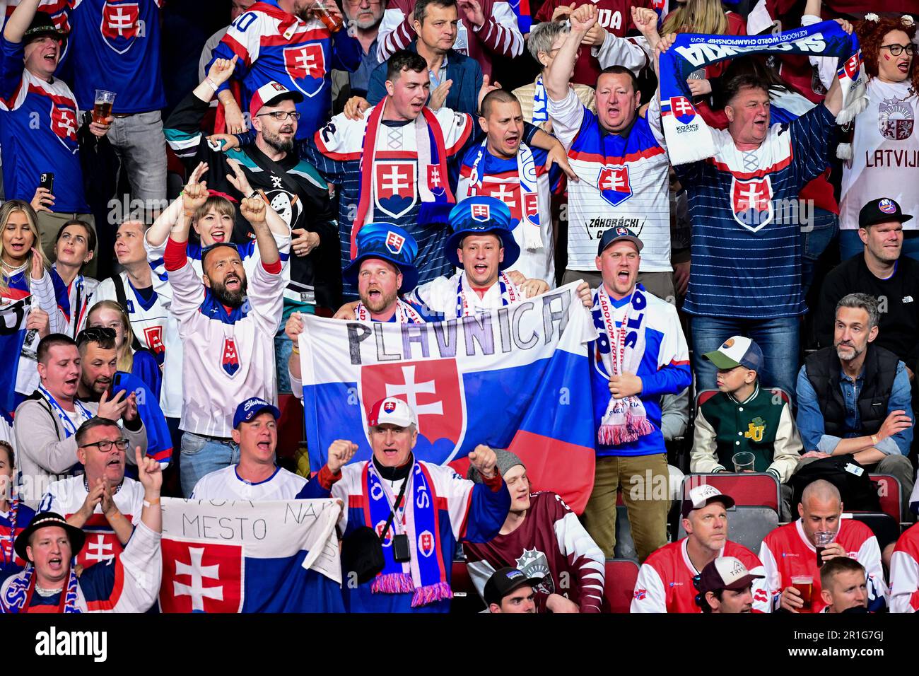 Riga, Lettonie. 13th mai 2023. Les fans slovaques sont vus pendant le Championnat du monde de hockey sur glace de l'IIHF, groupe B match Slovaquie contre Lettonie, sur 13 mai 2023, à Riga, Lettonie. Crédit : David Tanecek/CTK photo/Alay Live News Banque D'Images