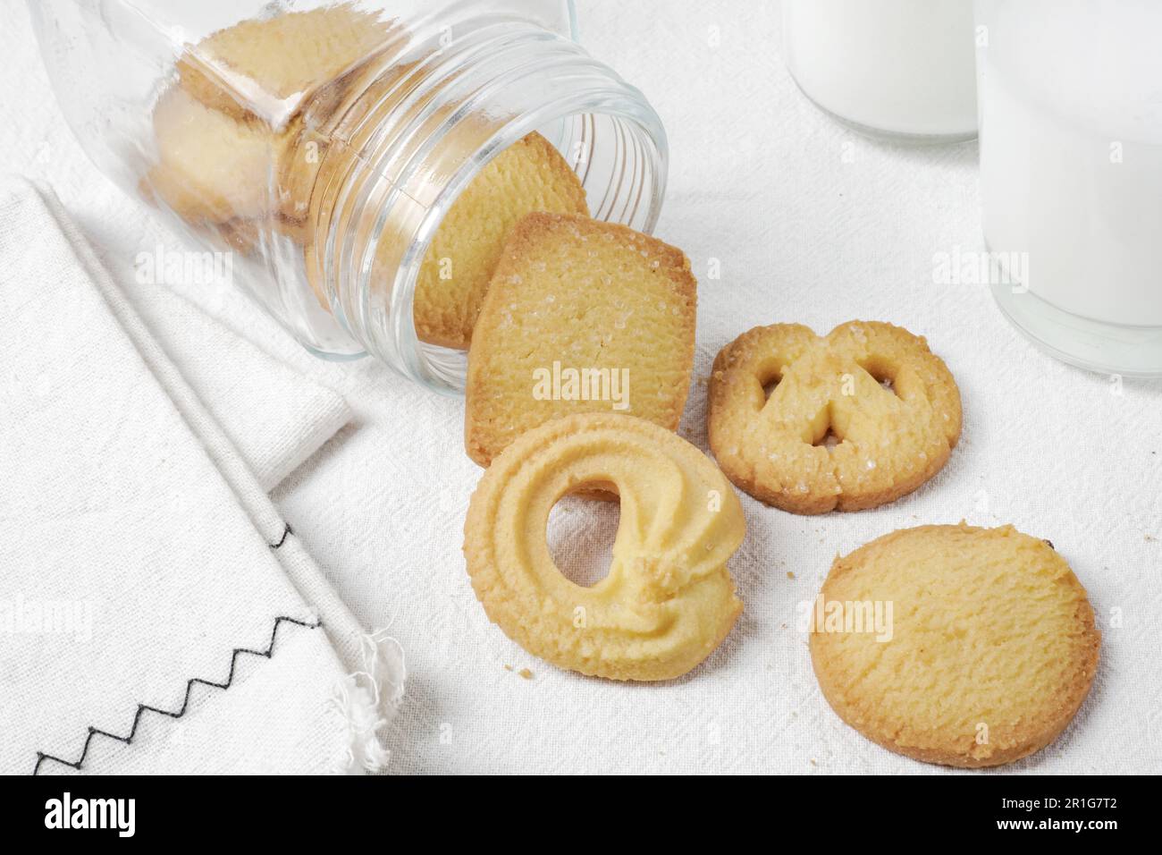 Assortiment de biscuits au beurre de quatre bretzels entiers, biscuits sablés ronds et rectangulaires avec du sucre. En-cas ou petit-déjeuner anglais traditionnel Banque D'Images