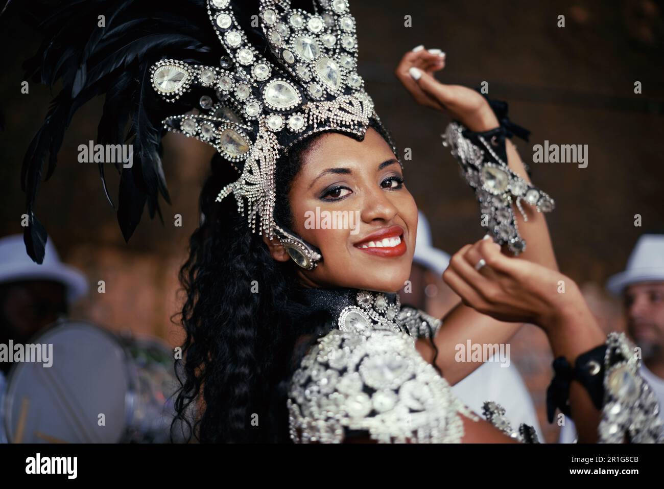 Festival, carnaval et portrait de danseuse de femme sourire avec de la musique et fête au Brésil. Costume de Mardi gras, danse ou culture avec Banque D'Images