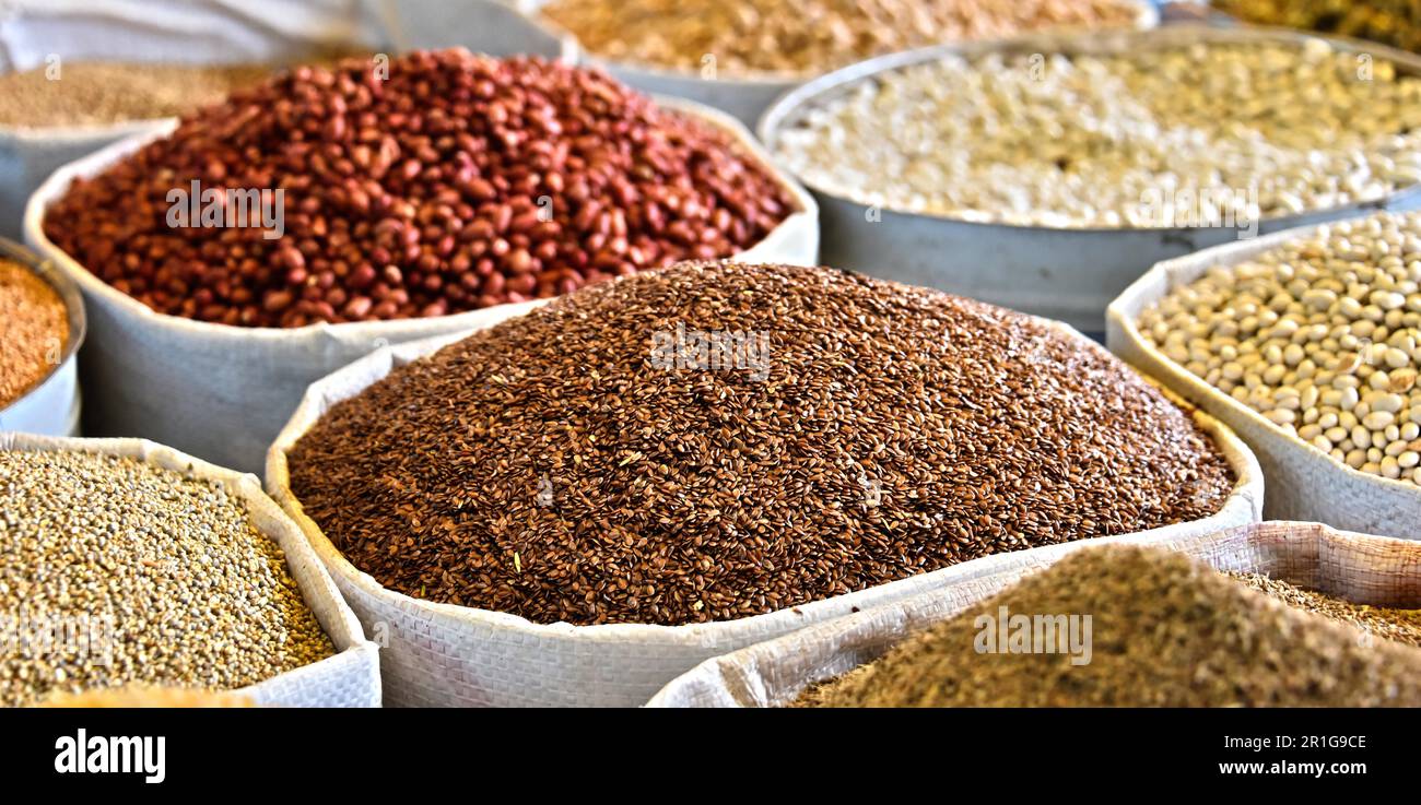 Produits alimentaires séché sur la rue arabe market stall Banque D'Images