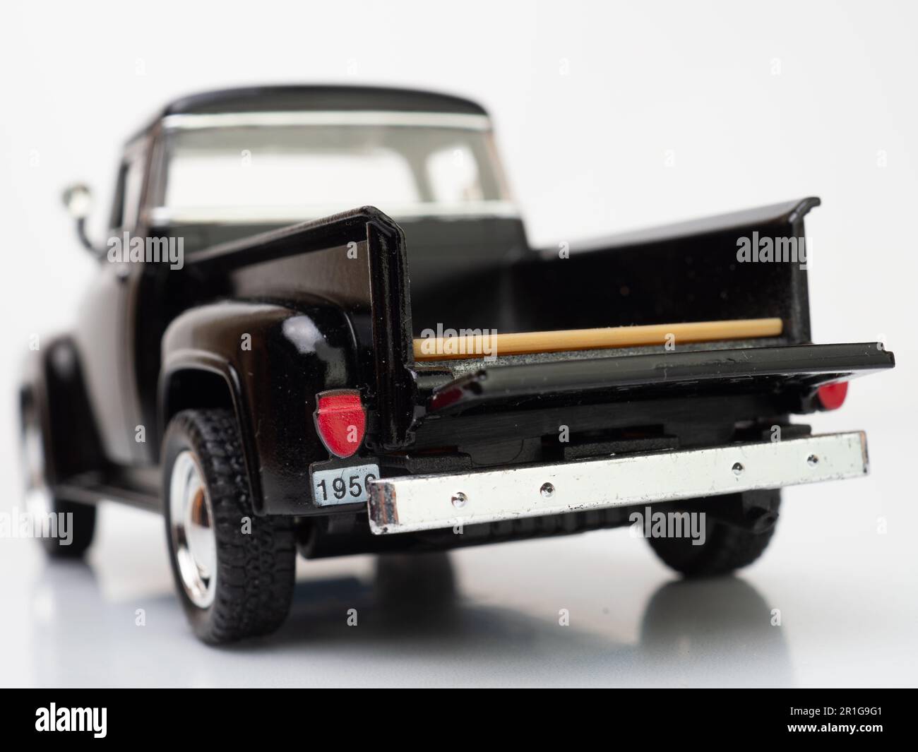 Vue arrière d'un jouet miniature de camion noir avec porte de hayon ouverte Banque D'Images