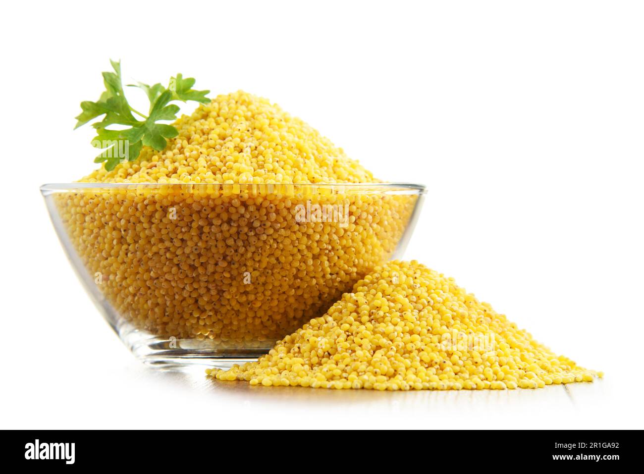 La composition avec bol de millet isolated on white Banque D'Images