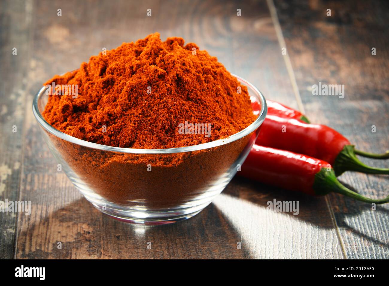 La composition avec bol de chili en poudre sur table en bois Photo Stock -  Alamy