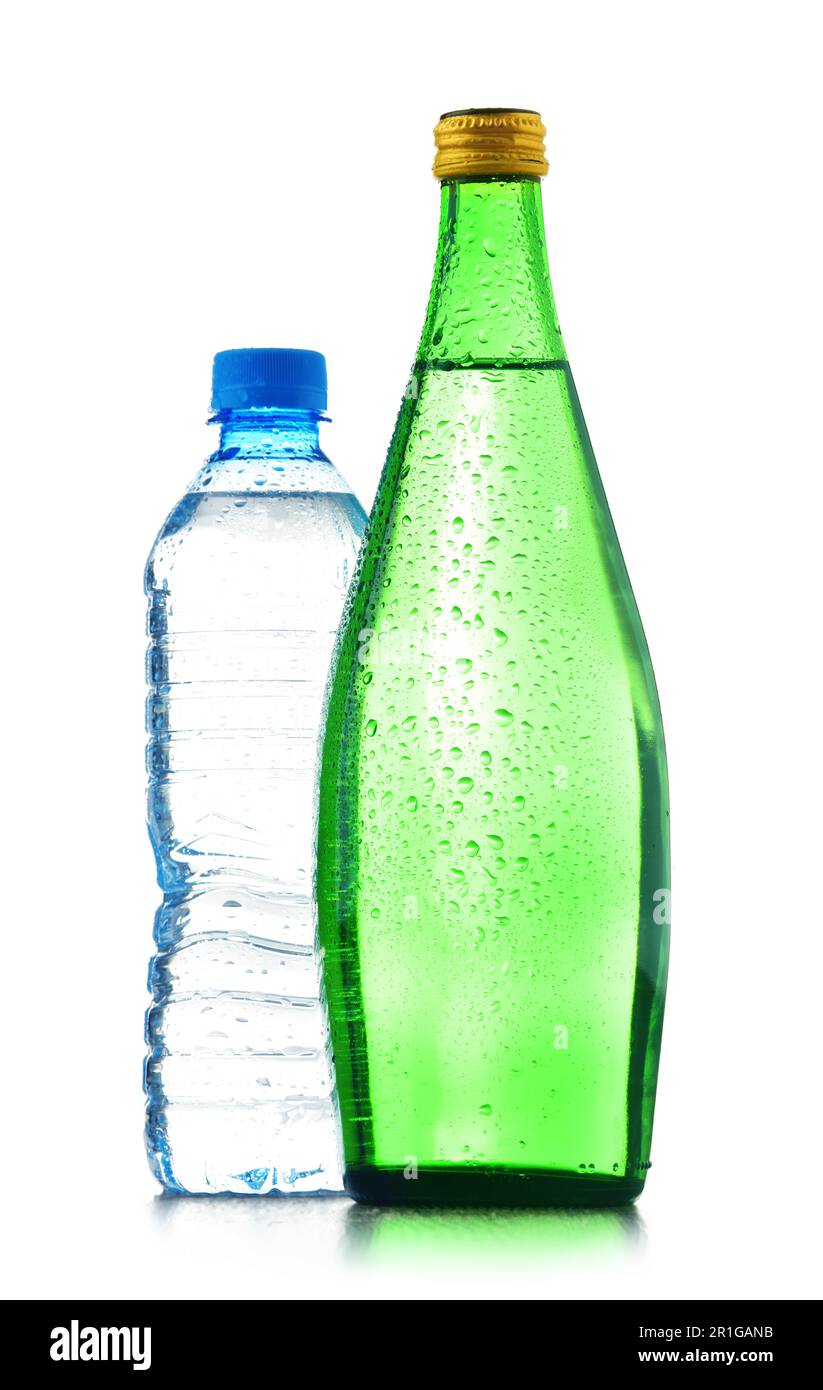 Deux bouteilles d'eau minérale isolé sur fond blanc Banque D'Images