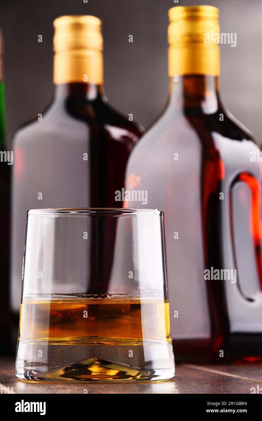 La composition avec le verre et bouteilles d'alcool fort Banque D'Images