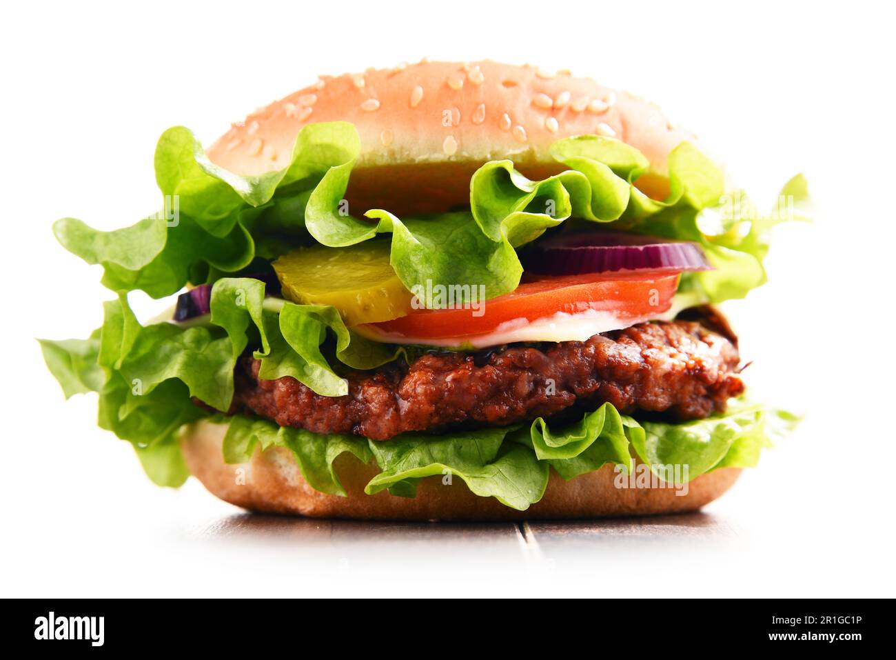 Hamburger fait maison avec du fromage et des légumes frais Banque D'Images