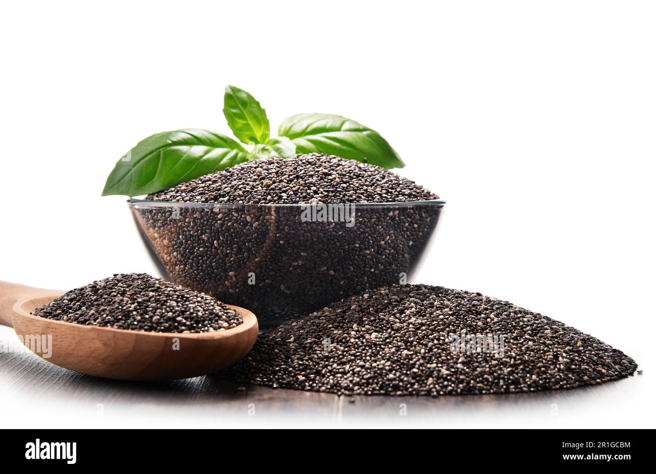Bol de chia seeds isolated on white Banque D'Images