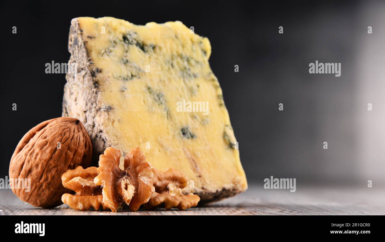Morceau de fromage bleu isolé sur la table Banque D'Images