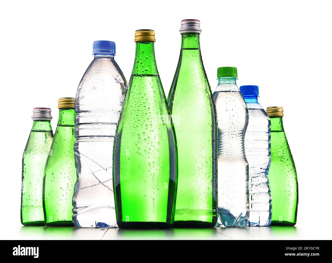 La composition avec différentes sortes de bouteilles contenant de l'eau minérale isolated on white Banque D'Images