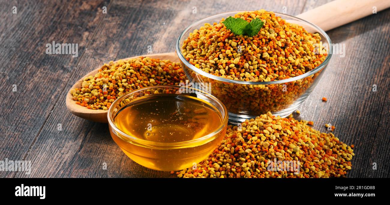 Bols avec du pollen d'abeille et le miel sur une table de cuisine. Suppléments nutritionnels Banque D'Images