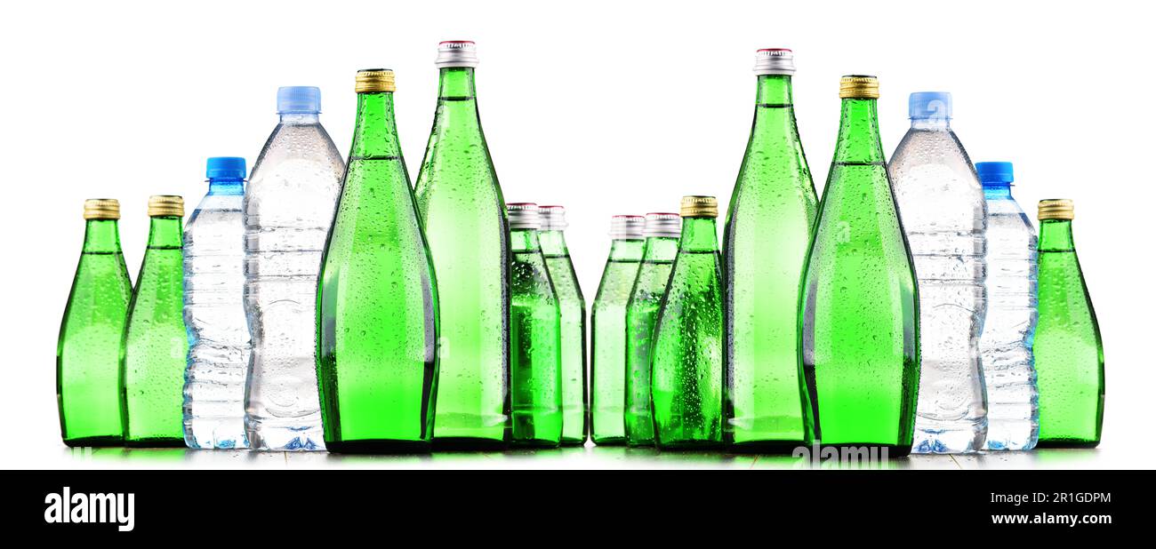 La composition avec différentes sortes de bouteilles contenant de l'eau minérale isolated on white Banque D'Images
