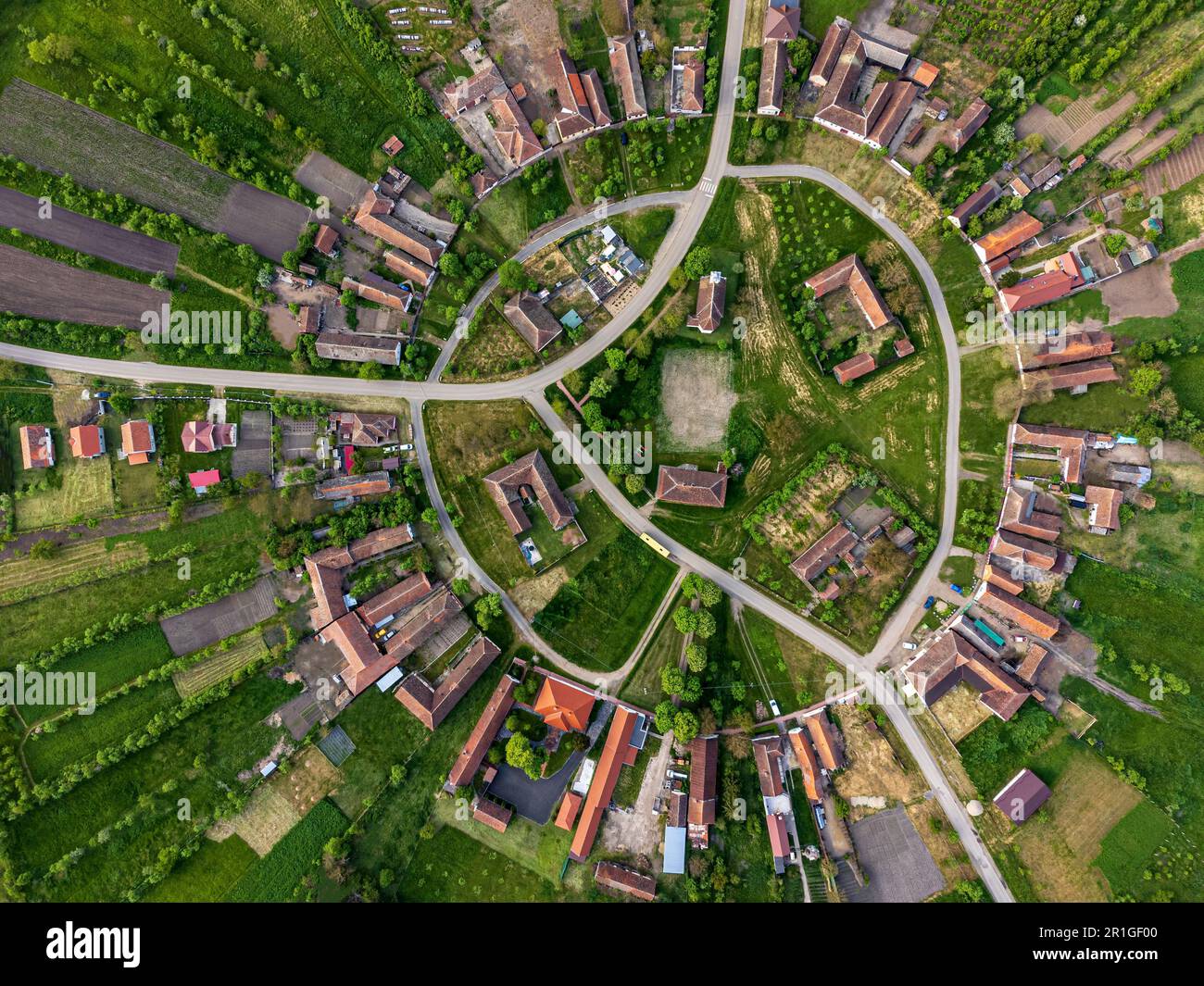 Vue aérienne de Charlottenburg ou Sarlota au printemps, le seul village circulaire de Roumanie. Photo prise le 6th mai 2023 à Charlottenburg, Ti Banque D'Images