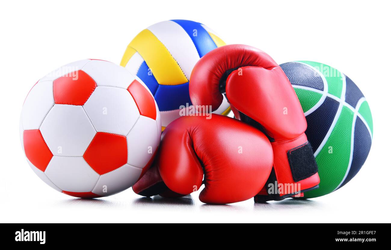 Composition avec trois balles de sport et des gants de boxe sur fond blanc Banque D'Images