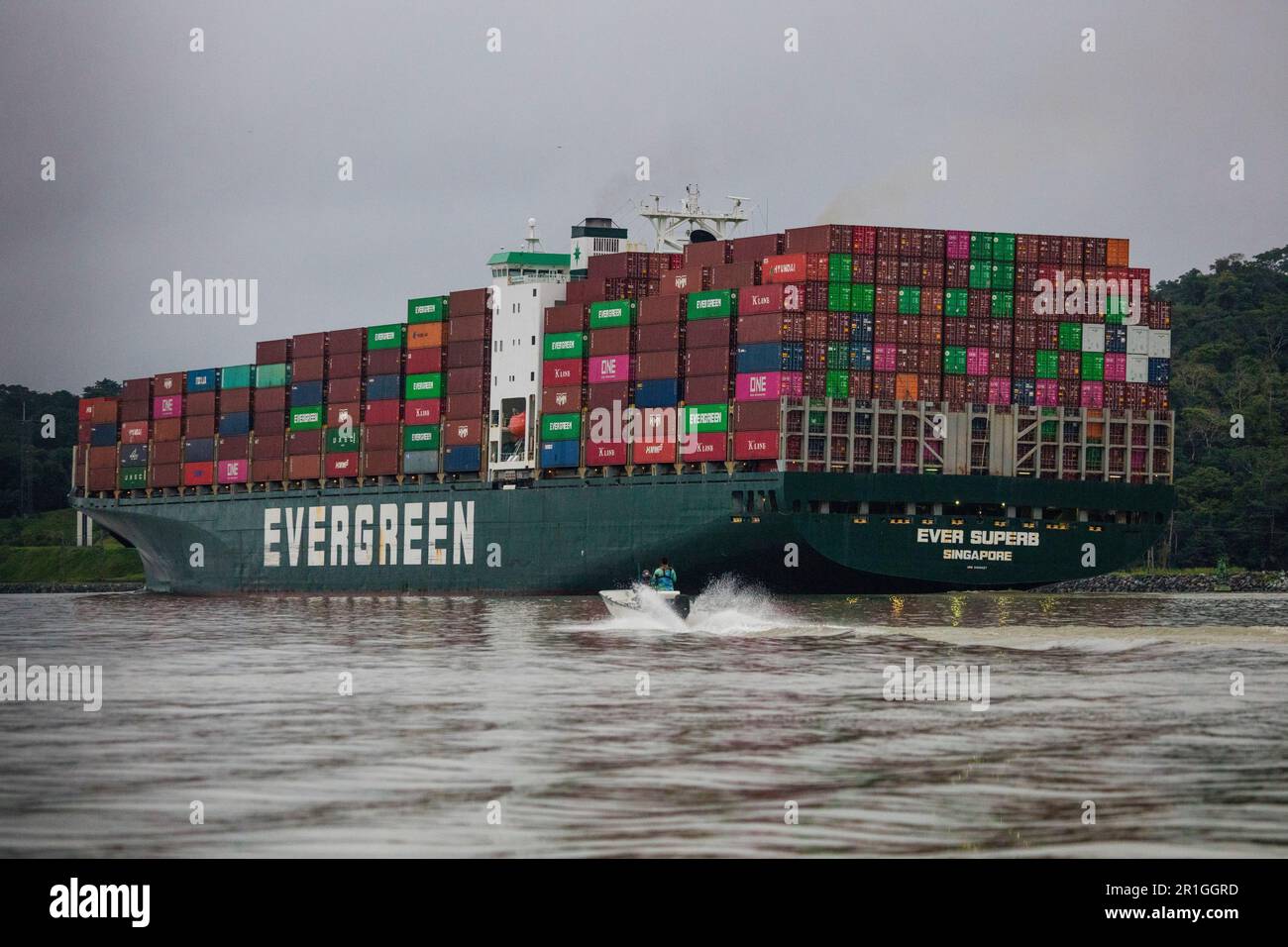 Le navire à conteneurs toujours superbe d'Evergreen traverse le canal de Panama vers le côté des Caraïbes, République de Panama. Banque D'Images