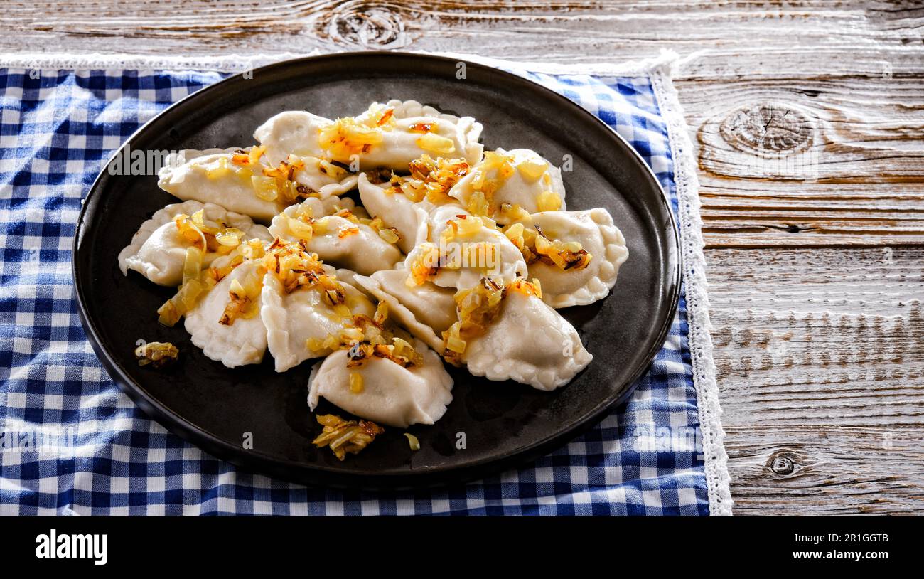 Composition avec une assiette de piérogies classiques avec oignons Banque D'Images