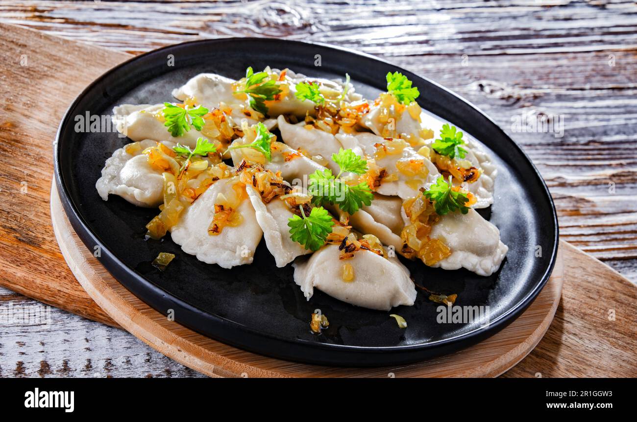 Composition avec une assiette de piérogies classiques avec oignons Banque D'Images