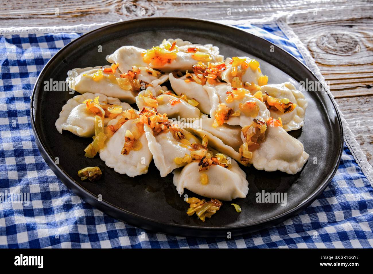 Composition avec une assiette de piérogies classiques avec oignons Banque D'Images