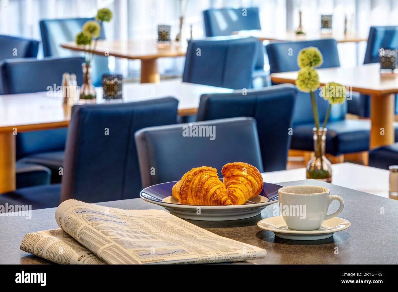 Hôtel petit-déjeuner, salle de petit-déjeuner dans un hôtel avec café et croissant, Stuttgart, Bade-Wurtemberg, Allemagne Banque D'Images