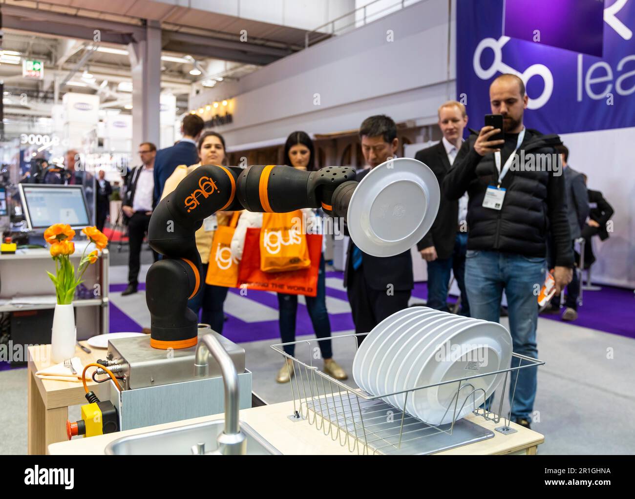 Robots dans la maison, un bras robotique de la société IGUS aide à laver la vaisselle, Hanovre, Basse-Saxe, Allemagne Banque D'Images