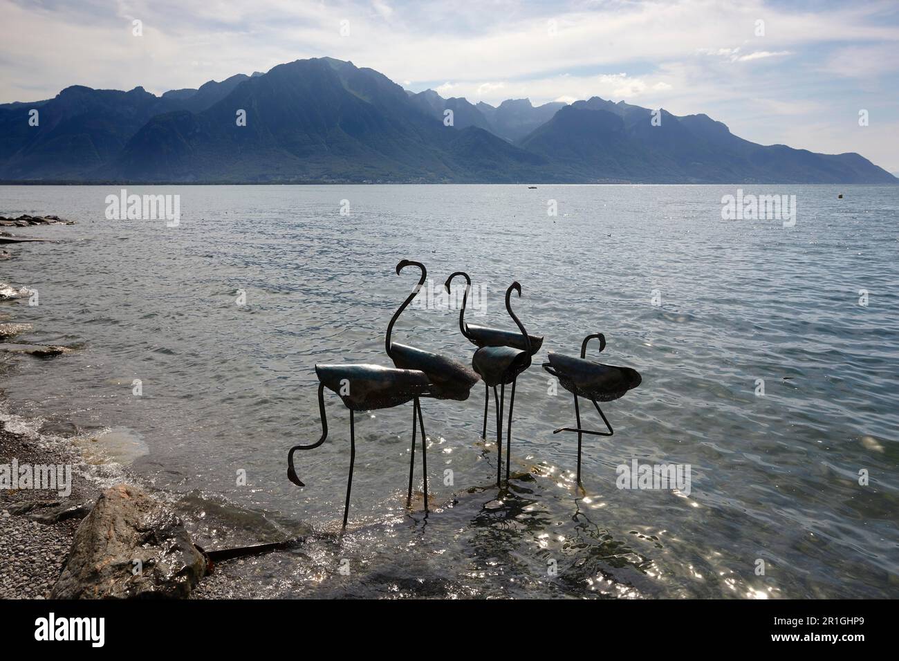 Cygnes métalliques, vue sur le lac Léman jusqu'au massif du Chablais, Montreux, Suisse Banque D'Images