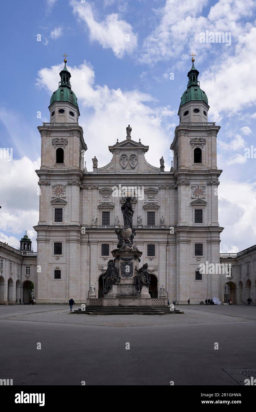 Cathédrale de Salzbourg avec colonne Marian, place de la cathédrale, Salzbourg Banque D'Images