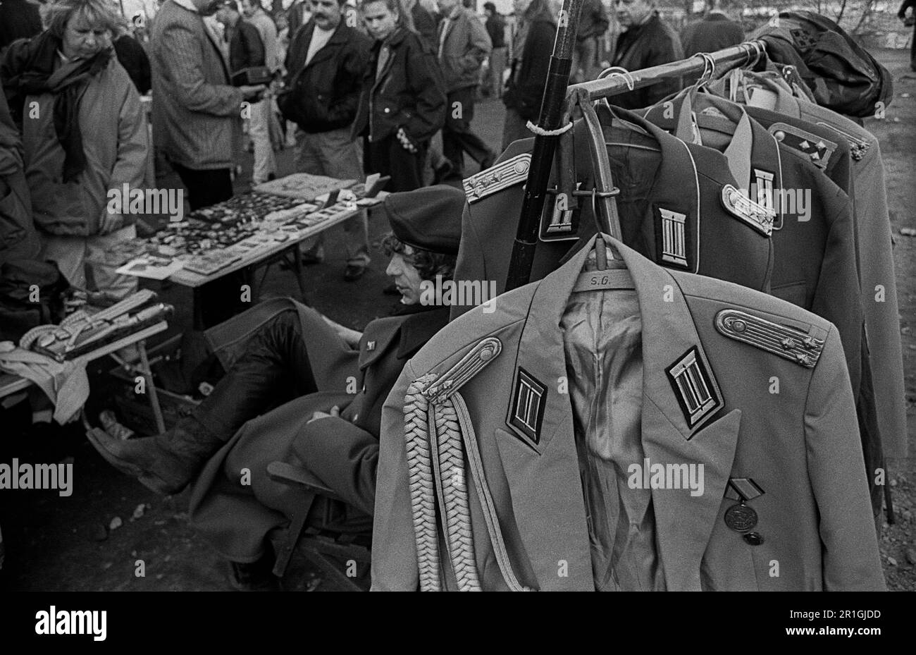 GDR, Berlin, 22.02.1990 ans, uniforme NVA, capitaine de l'Armée populaire nationale, Wall Hype au Reichstag Banque D'Images