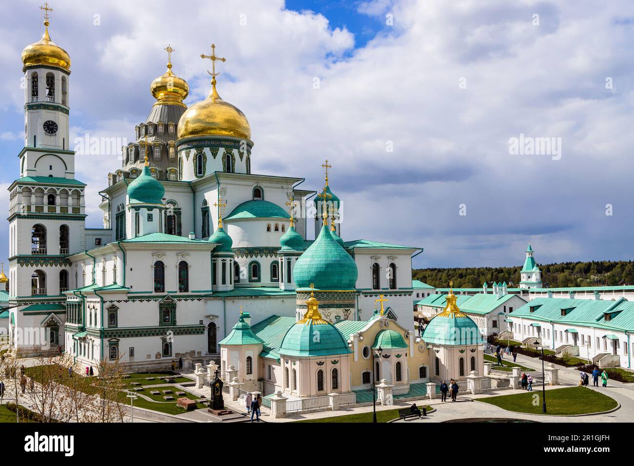 Istra, Russie - 7 mai 2023 : église souterraine de Constantine et d'Helena et construction de la cathédrale de Résurrection du monastère de la Nouvelle Jérusalem près d'Istra Banque D'Images