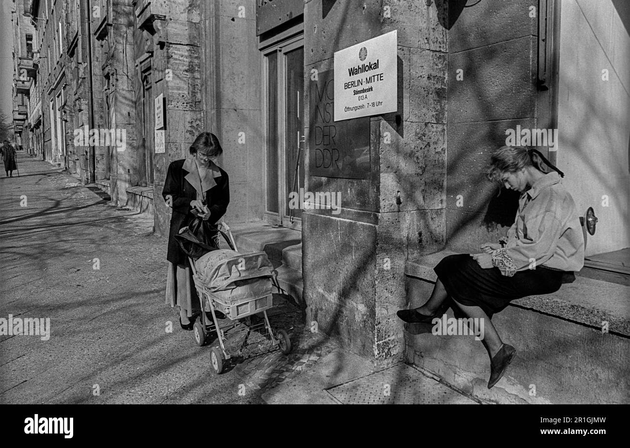 GDR, Berlin, 18.03.1990, bureau de vote à Brunnenstrasse (Institut de mode du GDR) Banque D'Images