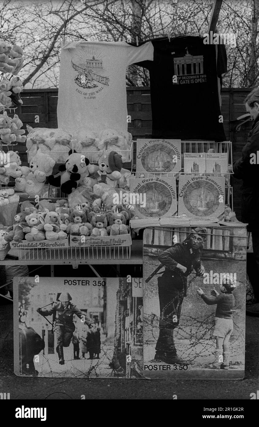 GDR, Berlin, 20.02.1990, mur de Potsdamer Platz, jouets mous, animaux en peluche, T-shirts, livres d'images, photos, enregistrements Banque D'Images