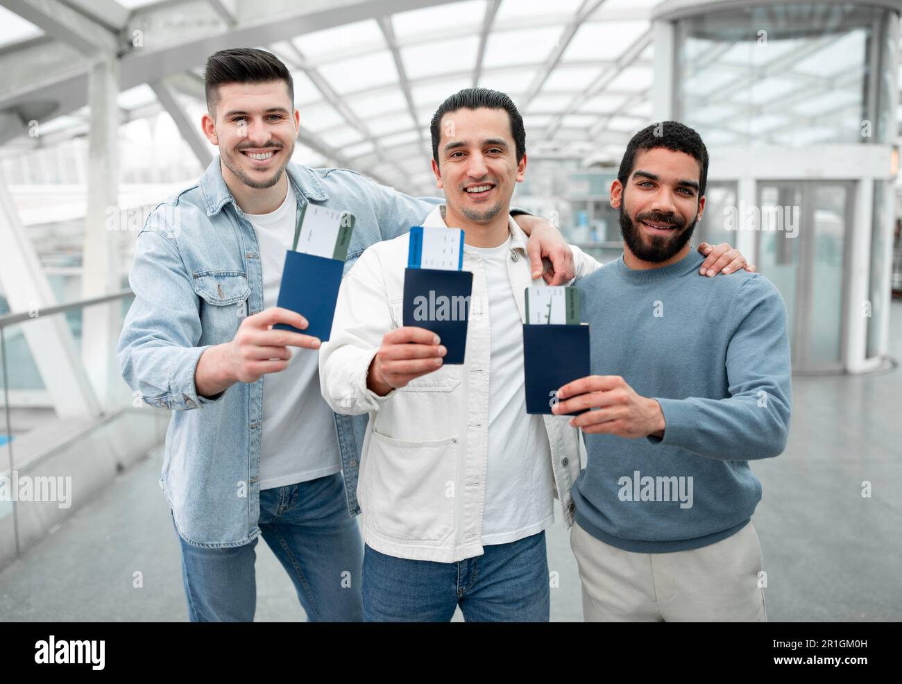 Les voyageurs s'embrassant en montrant des cartes d'embarquement dans l'aéroport moderne Banque D'Images