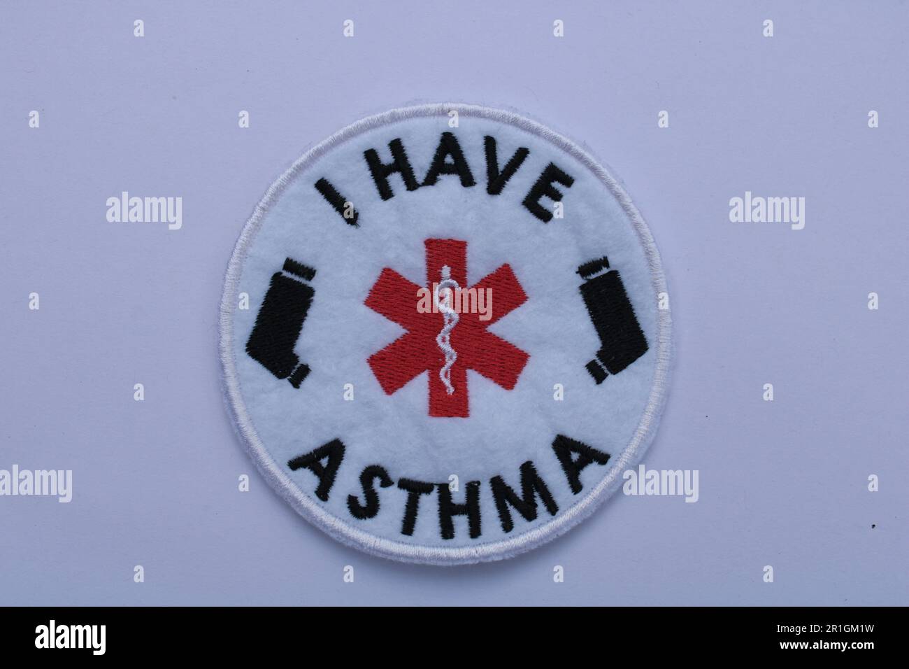 Alerte à l'asthme, j'ai l'asthme coudre sur le patch sur un fond simple. Lancashire, Royaume-Uni, 13-05-2023 Banque D'Images