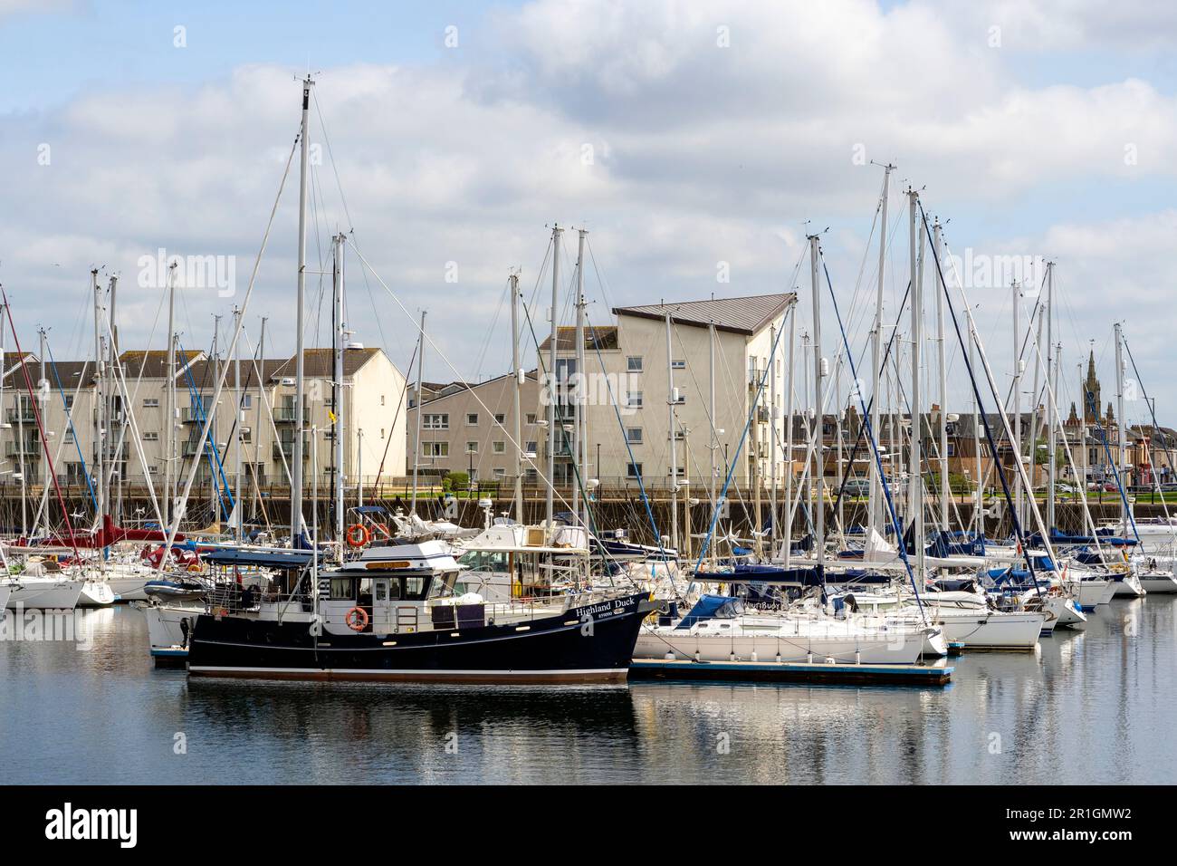 Petits navires et bateaux dans le port de plaisance d'Ardrossan, Ardrossan, Ayrshire, Écosse, Royaume-Uni Banque D'Images