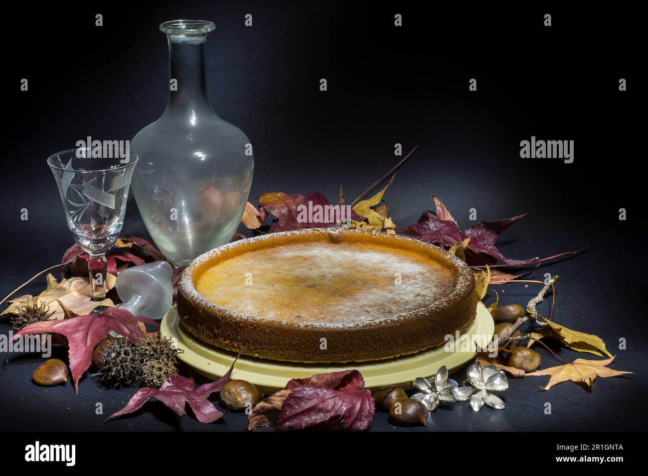 Torta Di Ricotta Formaggio, dessert typique d'automne et de Noël sur une ambiance mélancolique sombre Banque D'Images