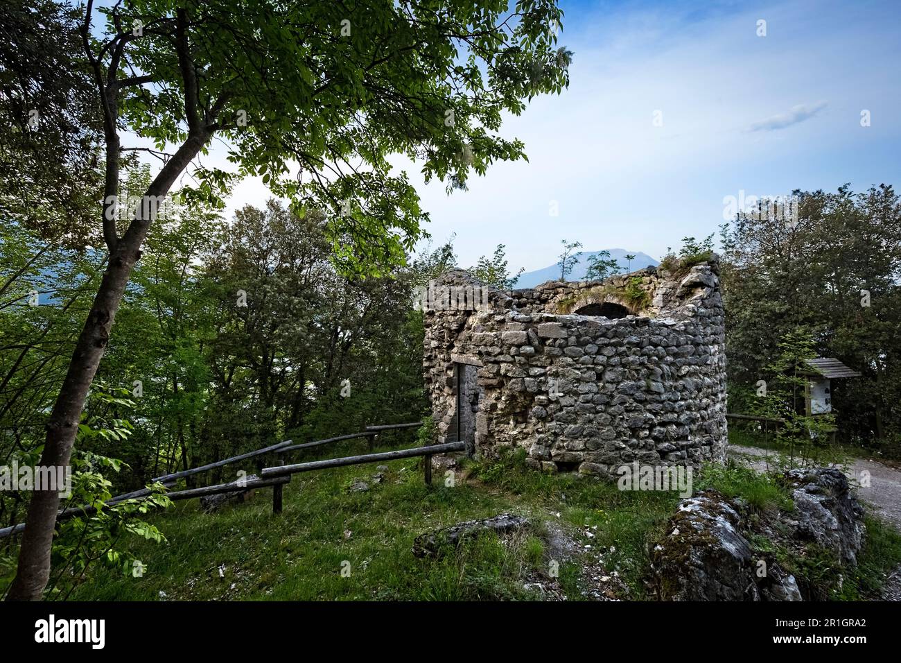 Les ruines médiévales de l'église-tour de San Giovanni alla Pinza. Riva del Garda, Trentin, Italie. Banque D'Images