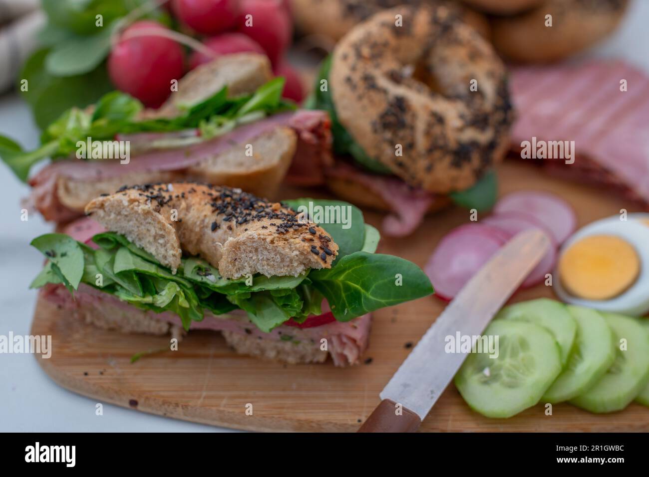 Tout bagels avec fromage à la crème, dinde et concombre Banque D'Images