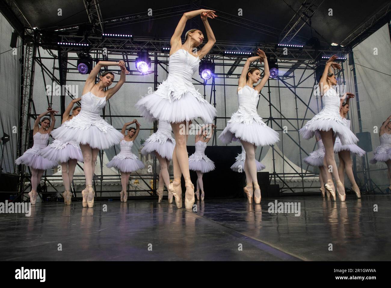 Moscou, Russie. 30th avril 2023. Représentation de la troupe de ballet russe Impériale avec le programme 'elody of Water' sur une scène de VDNH en l'honneur du lancement des fontaines, à Moscou, en Russie Banque D'Images