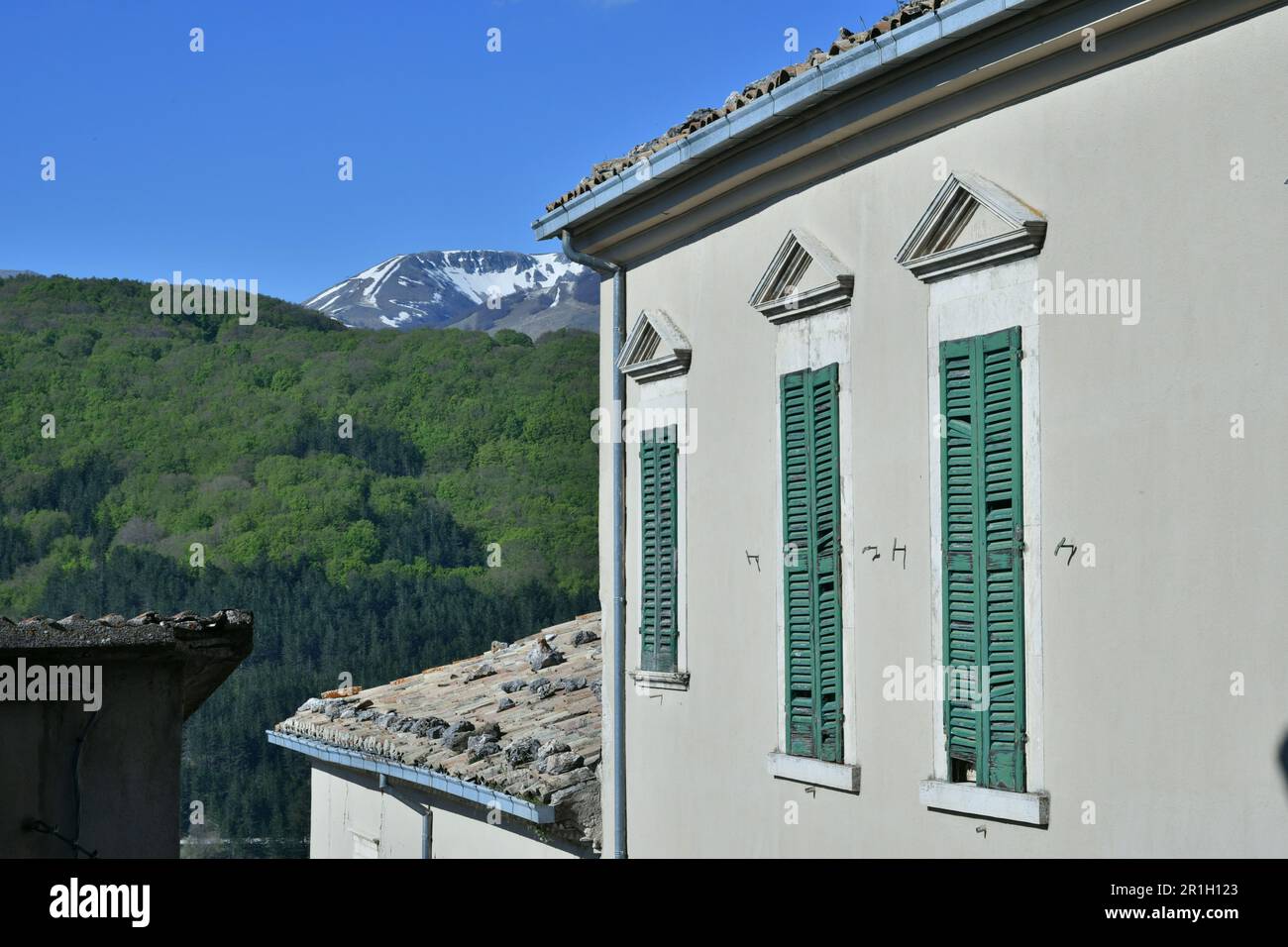 Fenêtres avec vue panoramique sur les montagnes des Abruzzes dans le village de Rivisondoli, Italie. Banque D'Images