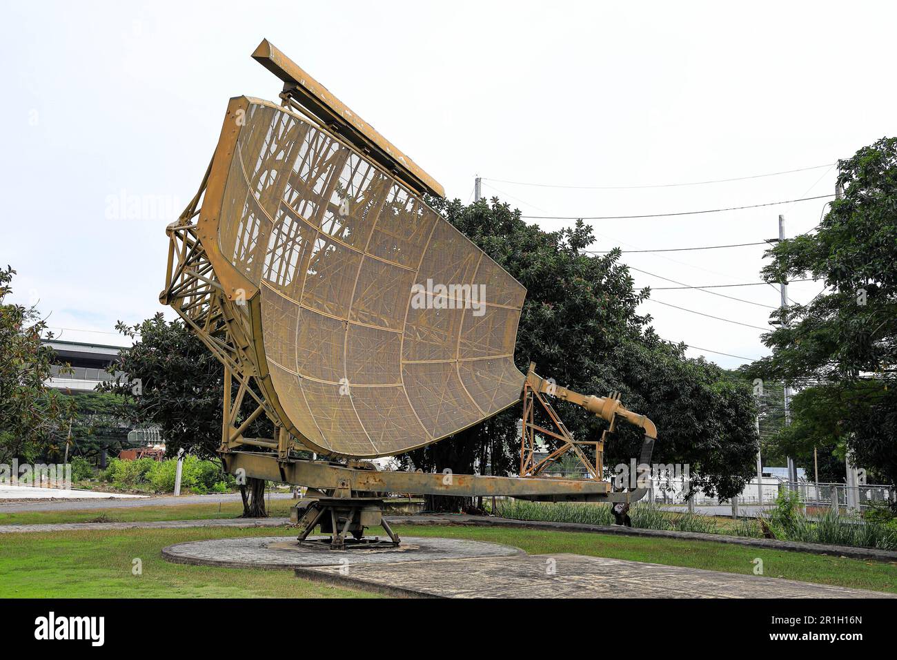 L'ancienne antenne radar de défense aérienne sur la station radar d'alerte. Banque D'Images