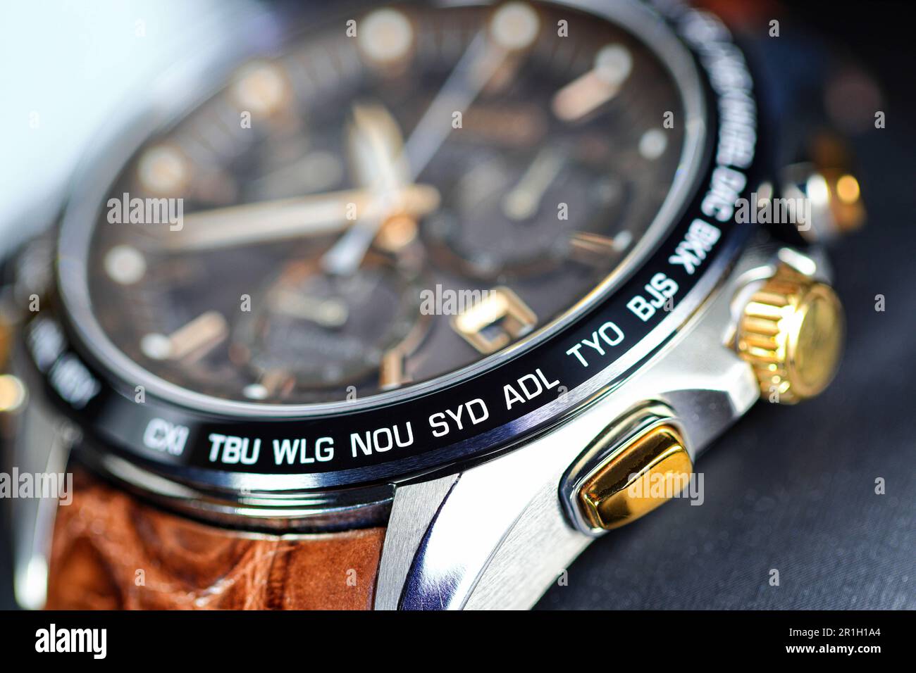 Gros plan peu profond fuseau horaire villes code sur le cadre de luxe de montre de temps du monde, SYD Sydney, ADL Adelaide, NEU Neumea, TYO Tokyo. Banque D'Images