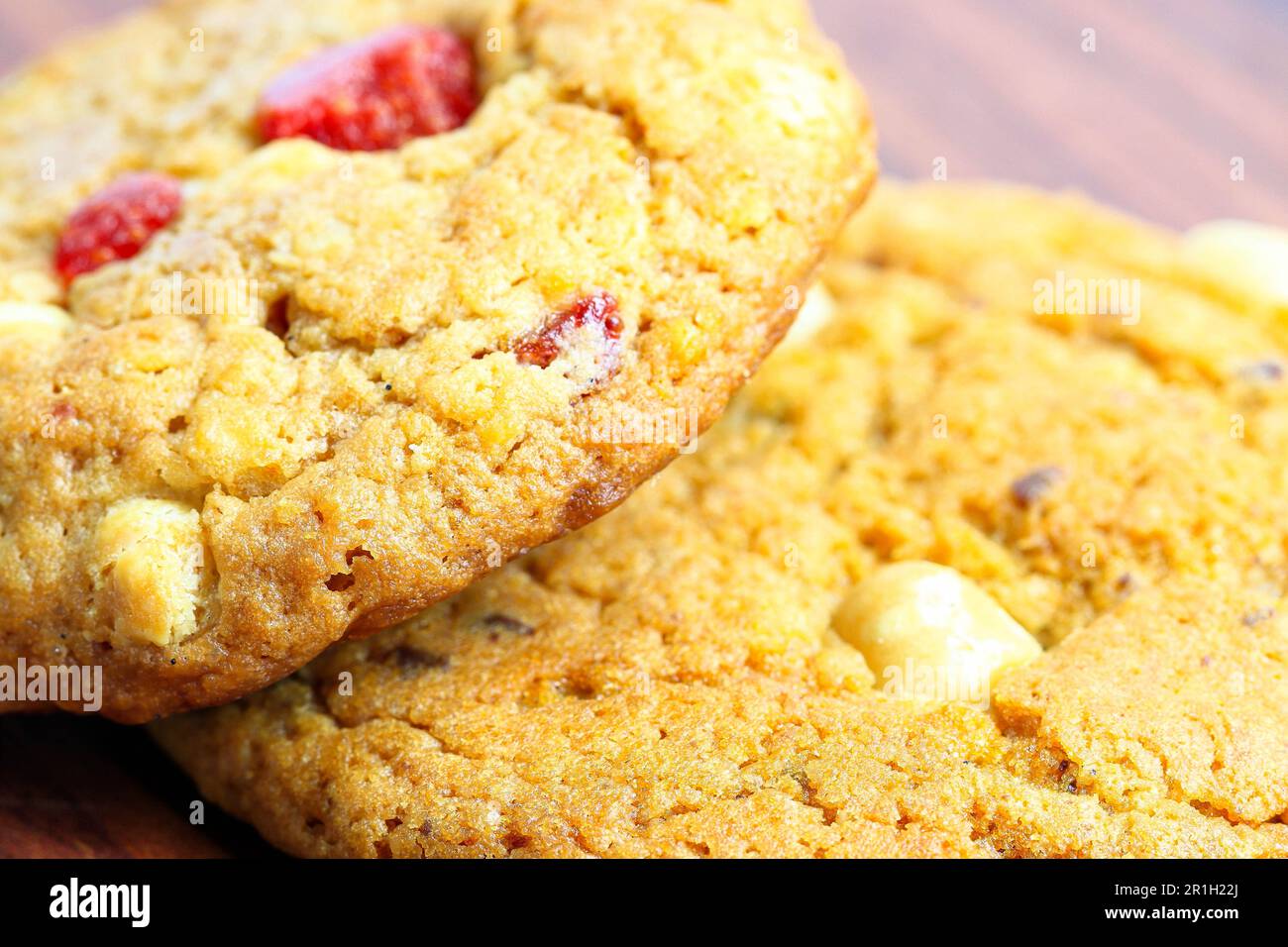 Biscuit doux au macadamia, biscuit à la fraise et biscuit aux amandes sur une assiette en bois. Banque D'Images