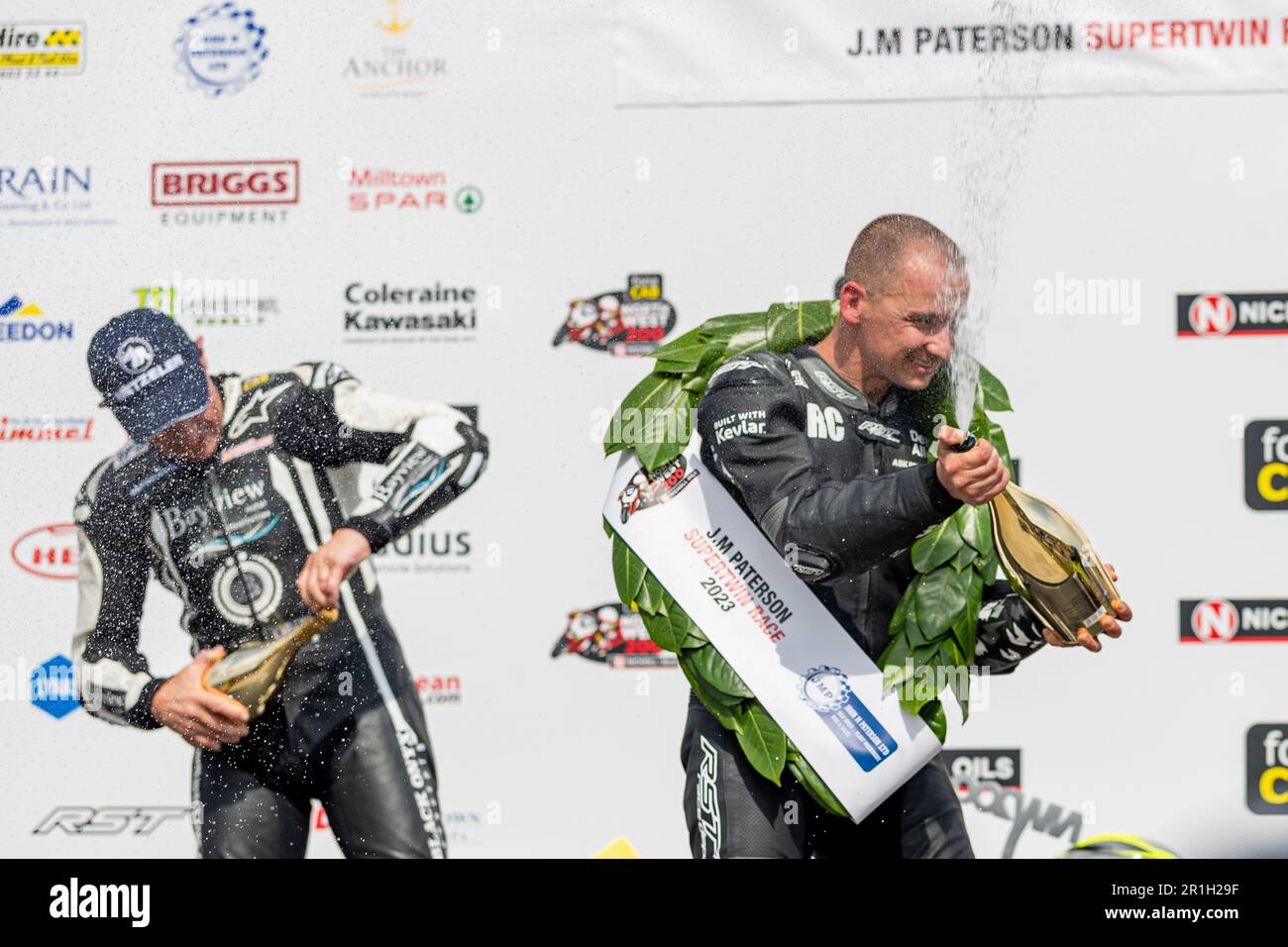 Portstewart, Royaume-Uni. 13th mai 2023. Richard Cooper sur le podium après avoir remporté la course J M Paterson Supertwin au Northwest 200. Positions 1st. Richard Cooper. 2nd Jeremy McWilliams. 3rd Adam McLean crédit: Bonzo/Alay Live News Banque D'Images