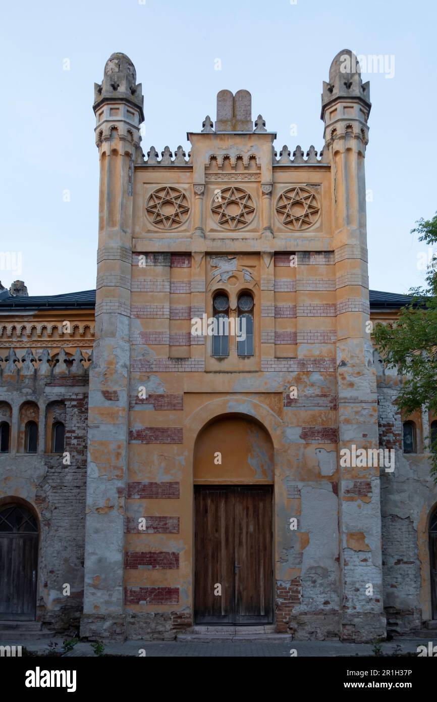 L'ancienne synagogue juive érigée en 1883 dans la ville de Vrbove, dans la région de Trnava, en Slovaquie. La synagogue a un front à trois parties dans le style mauresque et est décorée avec des bandes horizontales rouge-jaune, des étoiles octogonales et des minarets minces. Banque D'Images