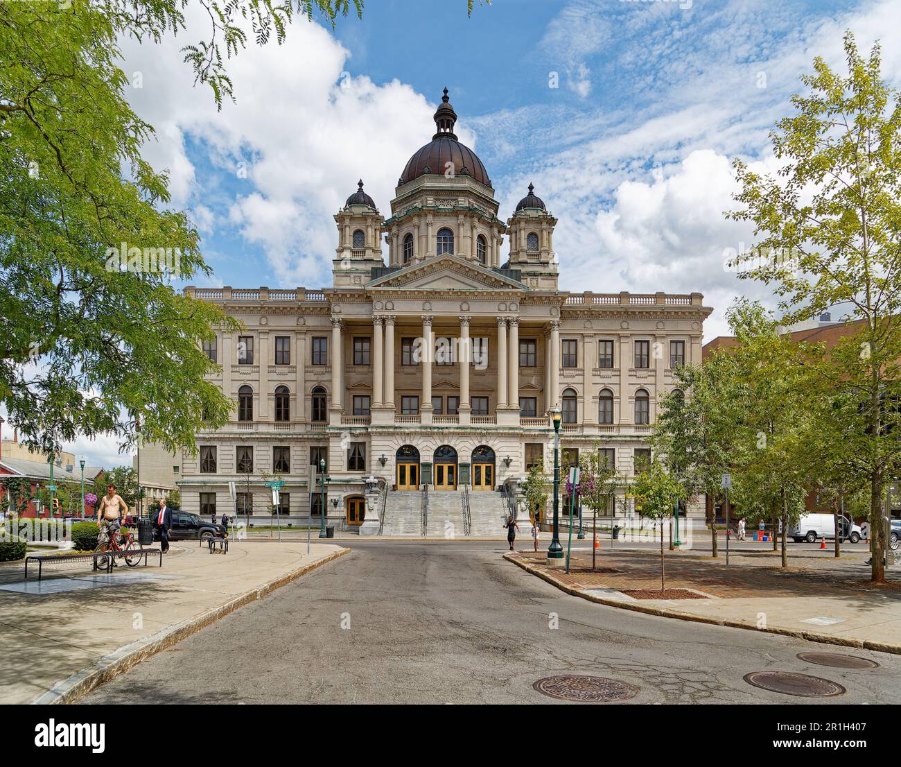 Le palais de justice du quatrième comté, connu sous le nom de Onondaga Supreme and County courts House, est un monument des Beaux Arts situé sur Columbus Circle, dans le centre-ville de Syracuse. Banque D'Images