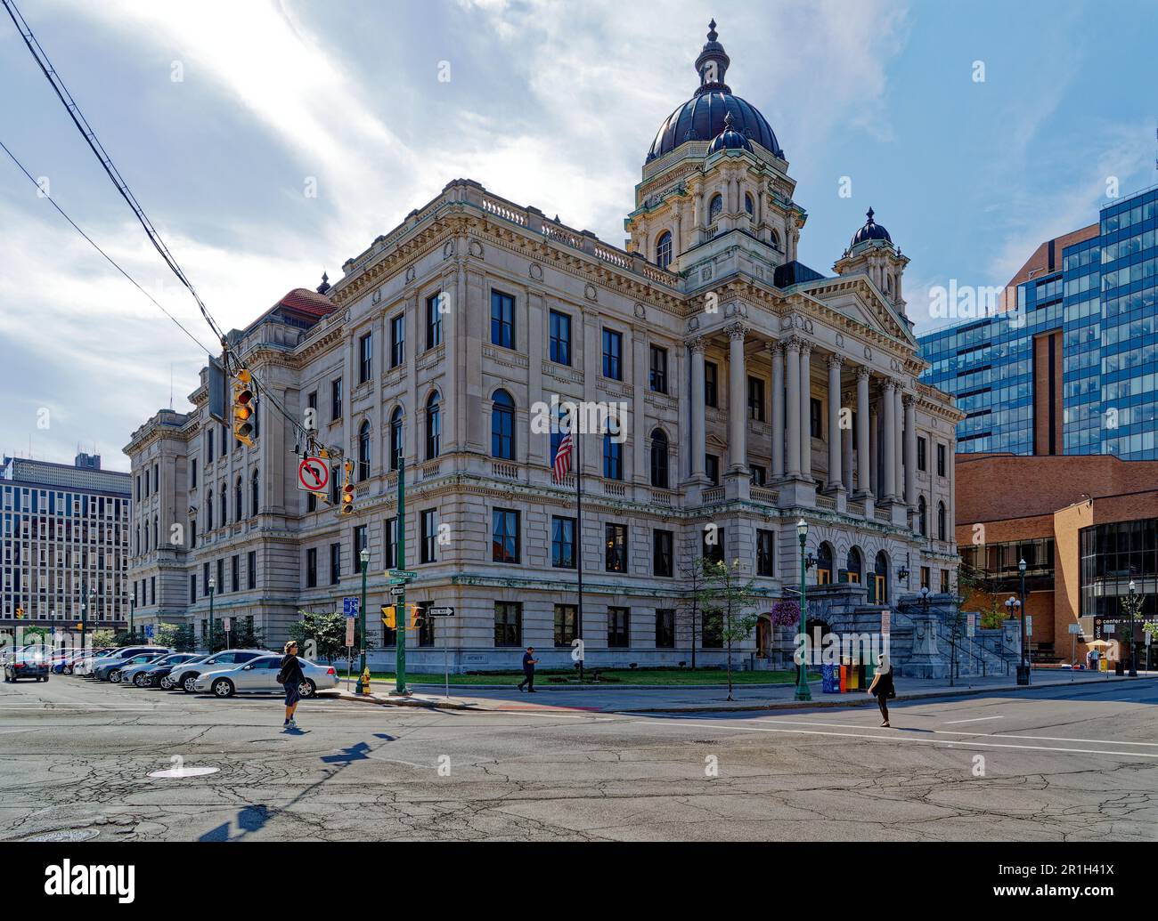 Le palais de justice du quatrième comté, connu sous le nom de Onondaga Supreme and County courts House, est un monument des Beaux Arts situé sur Columbus Circle, dans le centre-ville de Syracuse. Banque D'Images