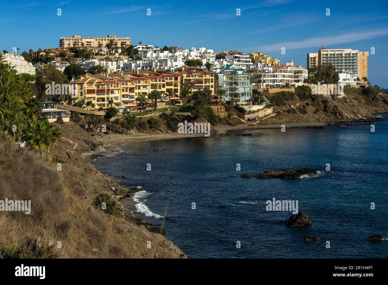 Benalmádena, Espagne - Nov 26 2022 : zone de vacances sur la côte de Benalmádena, Espagne avec des maisons colorées et de l'eau bleue profonde Banque D'Images