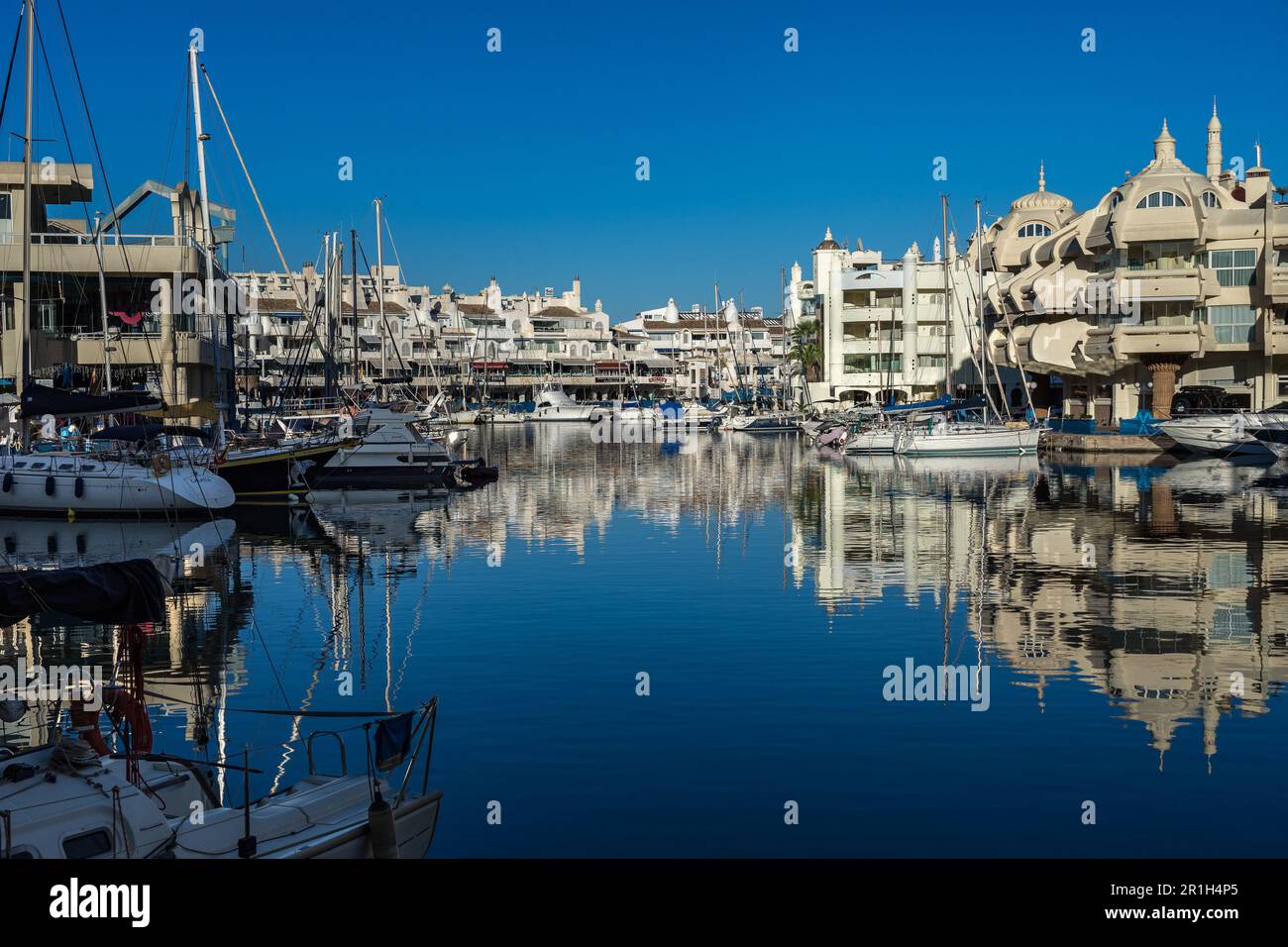 Benalmádena, Espagne - 26 novembre 2022 : reflet clair des maisons résidentielles blanches au port de Benalmádena dans le centre-ville Banque D'Images